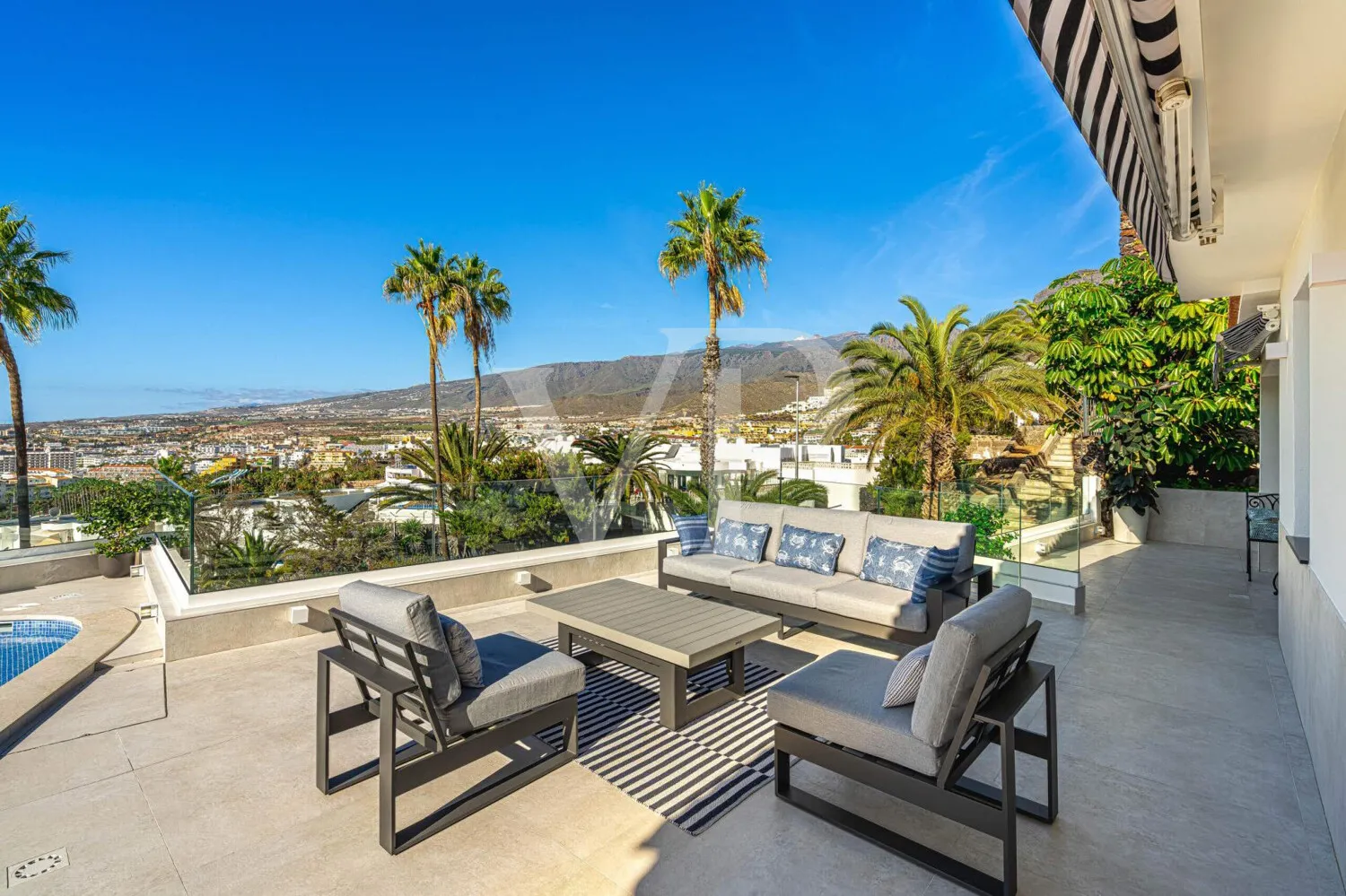 Elegante Villa modernizada en San Eugenio con vistas al mar