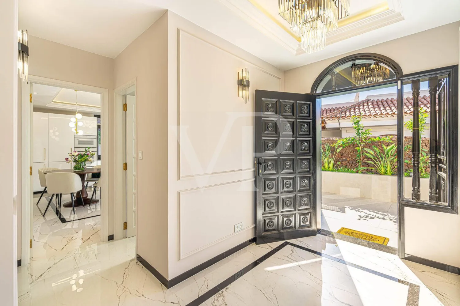 Elegante Villa modernizada en San Eugenio con vistas al mar