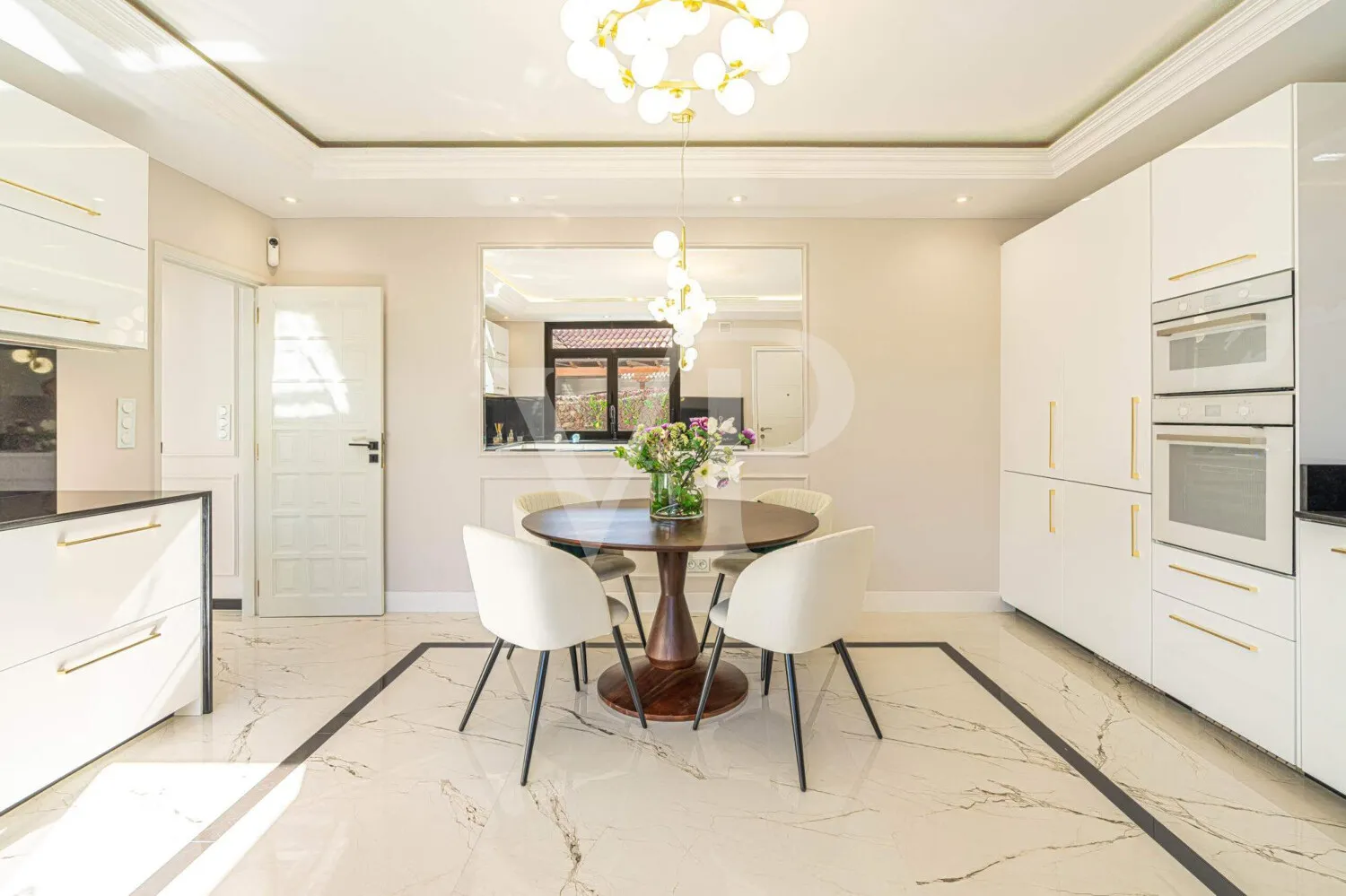 Elegante Villa modernizada en San Eugenio con vistas al mar