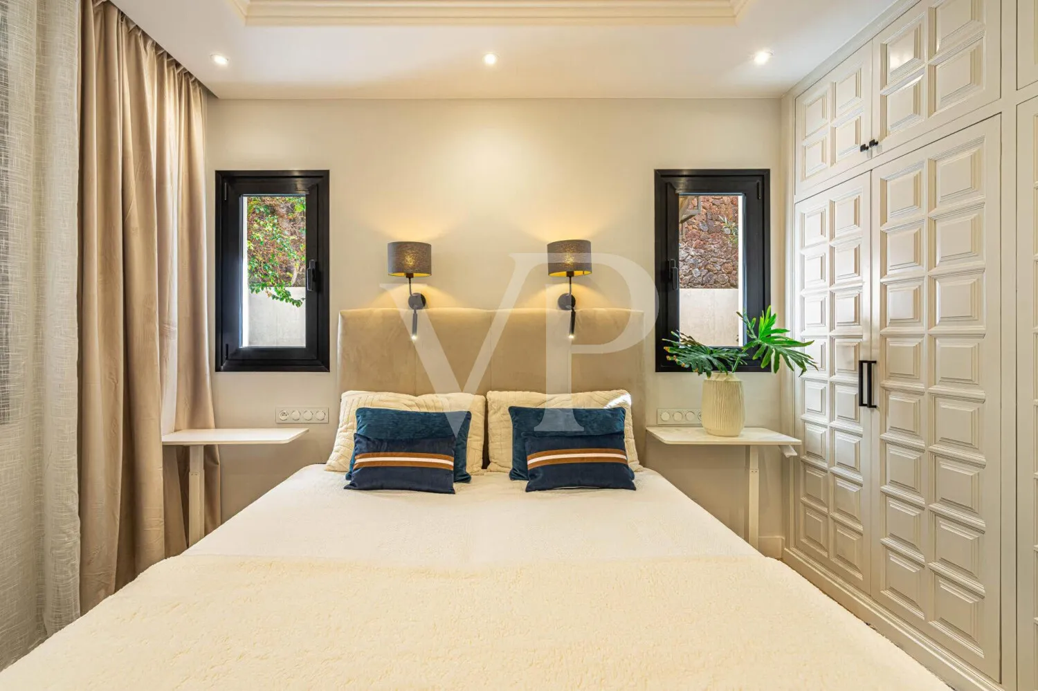 Elegante Villa modernizada en San Eugenio con vistas al mar