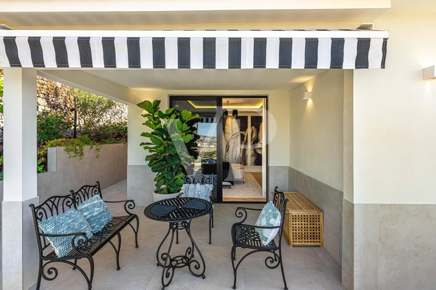 Elegante Villa modernizada en San Eugenio con vistas al mar