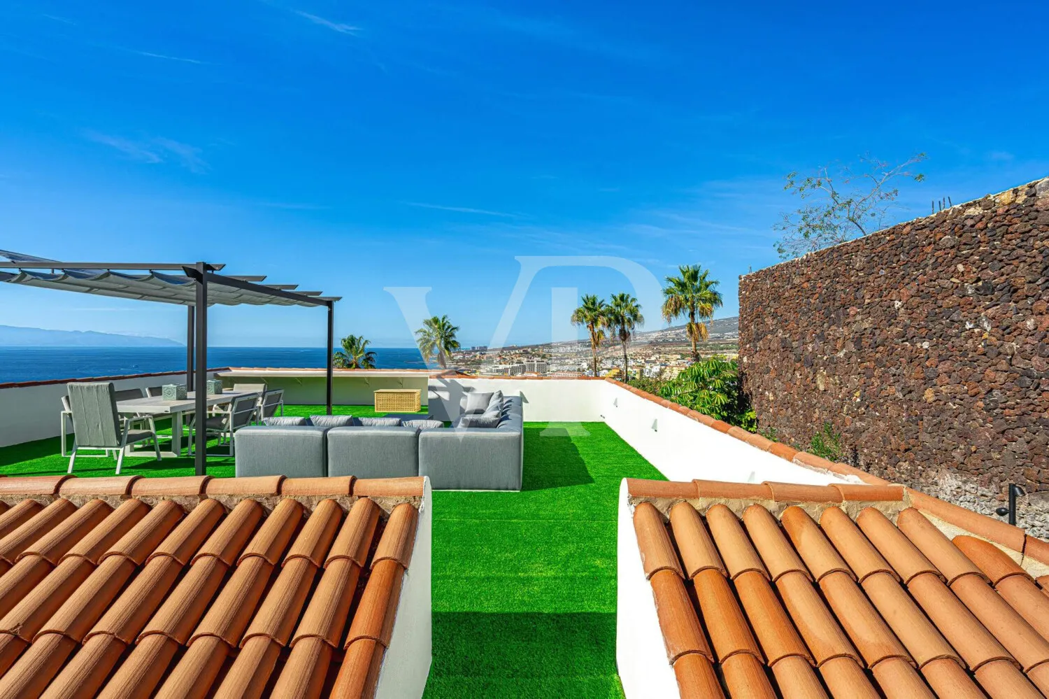 Elegante Villa modernizada en San Eugenio con vistas al mar