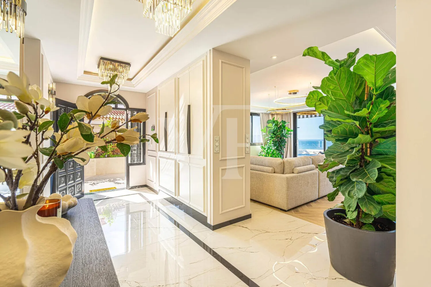 Elegante Villa modernizada en San Eugenio con vistas al mar