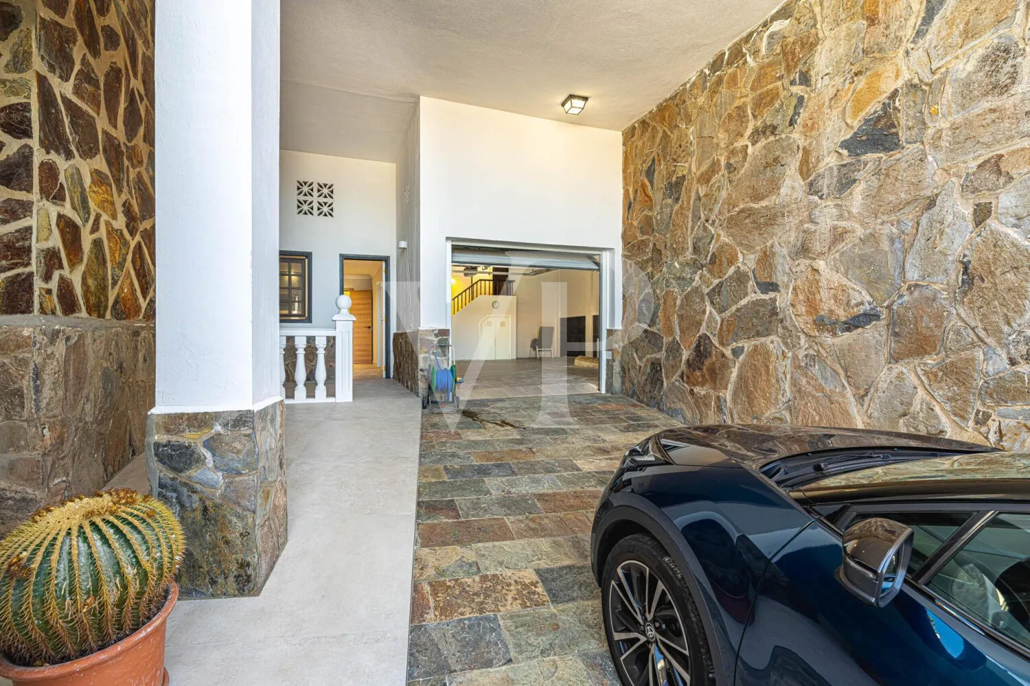 Elegante Villa modernizada en San Eugenio con vistas al mar