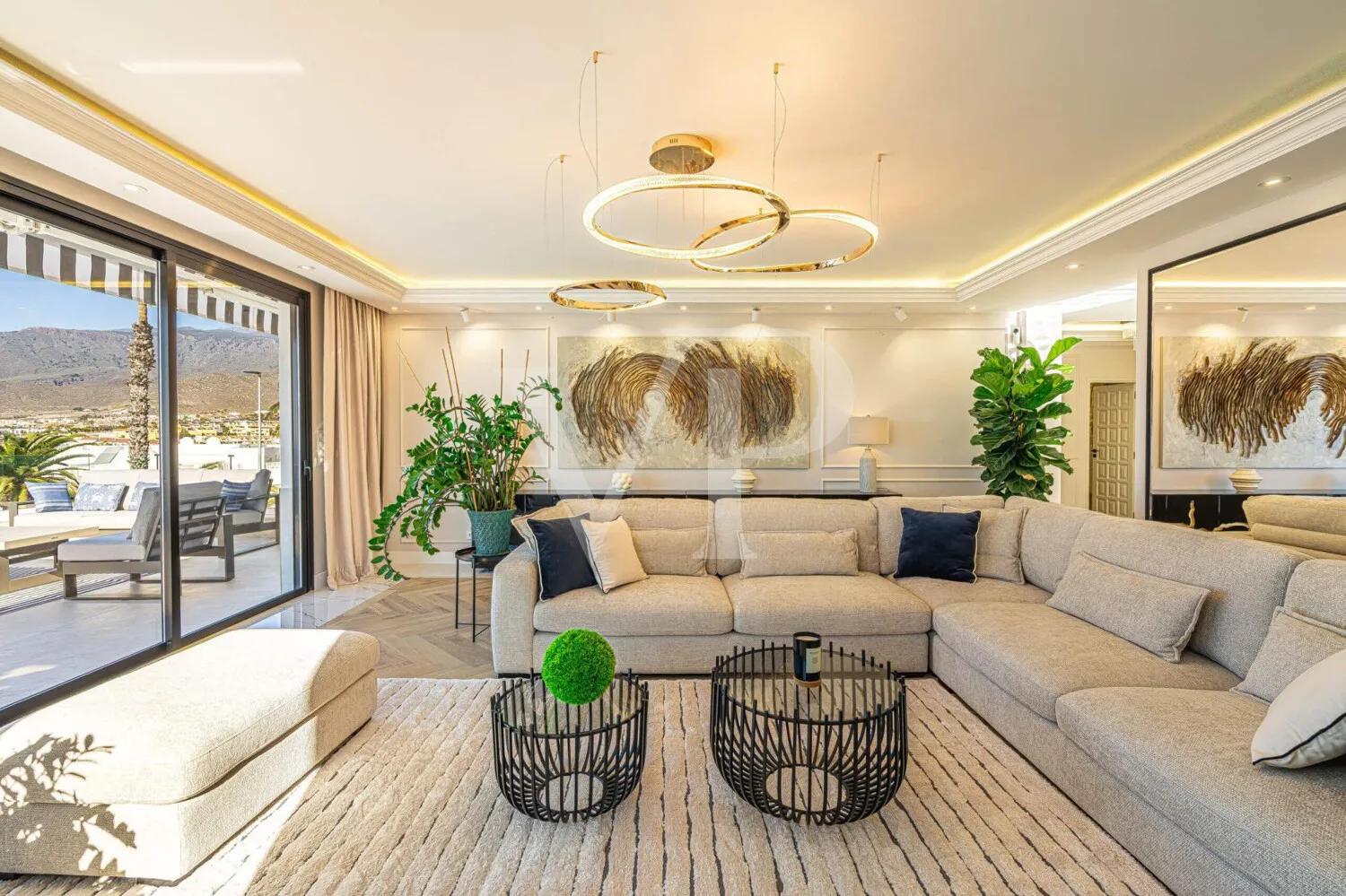 Elegante Villa modernizada en San Eugenio con vistas al mar