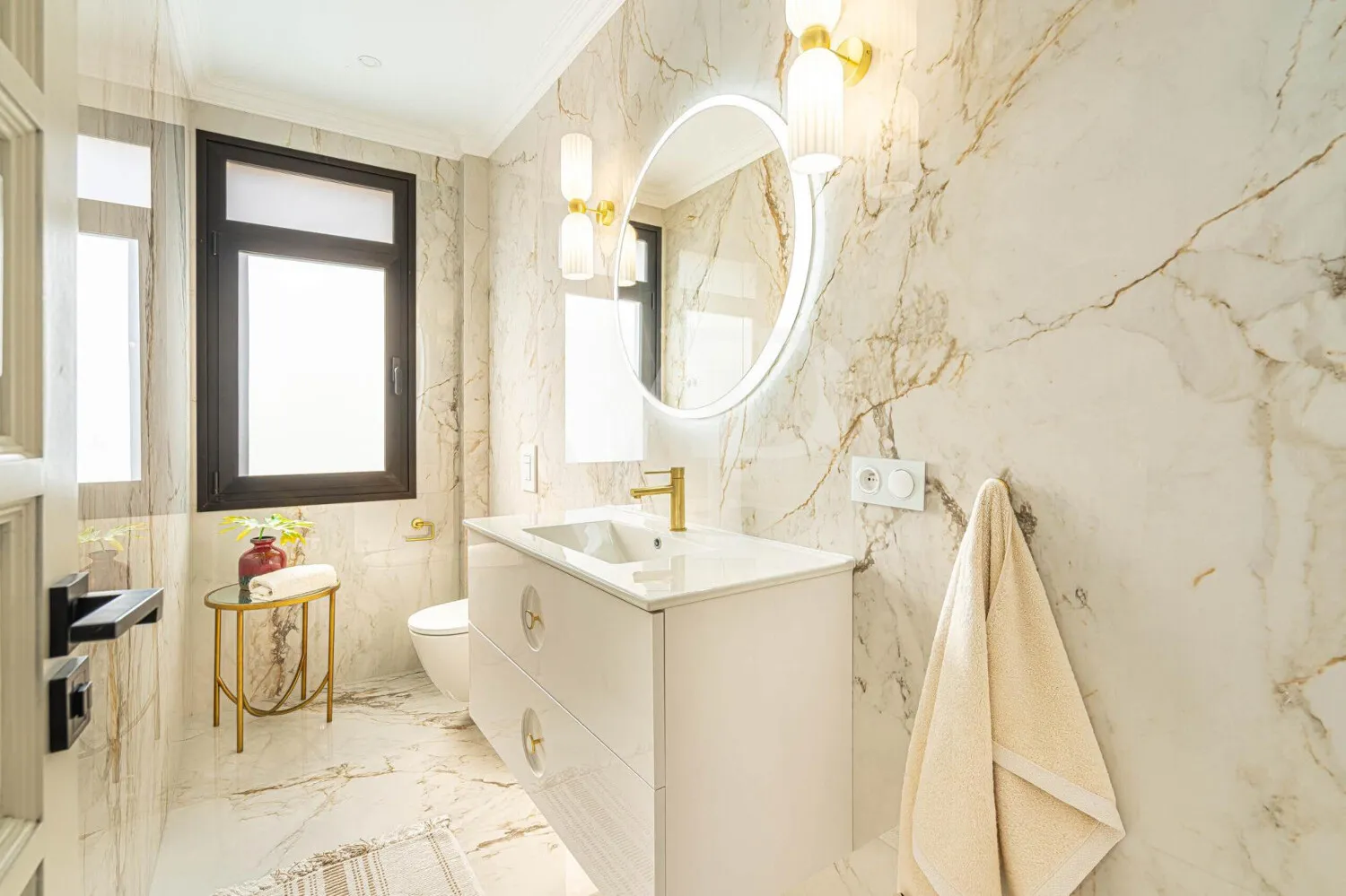 Elegante Villa modernizada en San Eugenio con vistas al mar