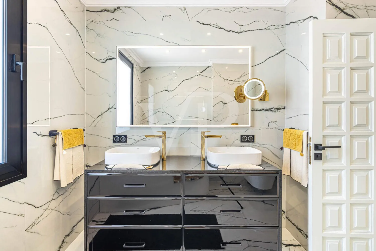 Elegante Villa modernizada en San Eugenio con vistas al mar