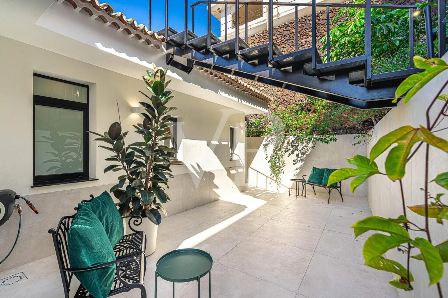 Elegante Villa modernizada en San Eugenio con vistas al mar