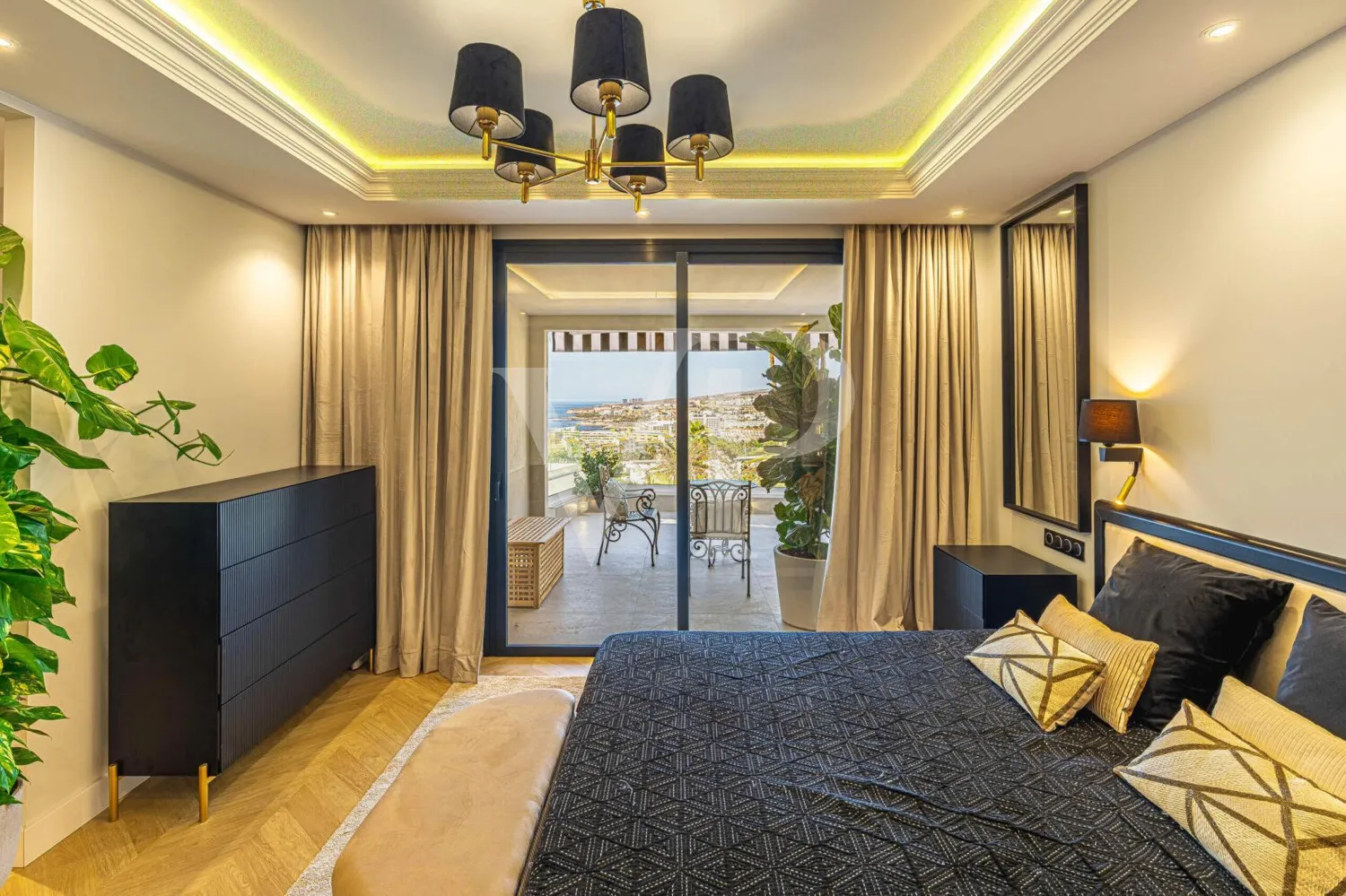 Elegante Villa modernizada en San Eugenio con vistas al mar