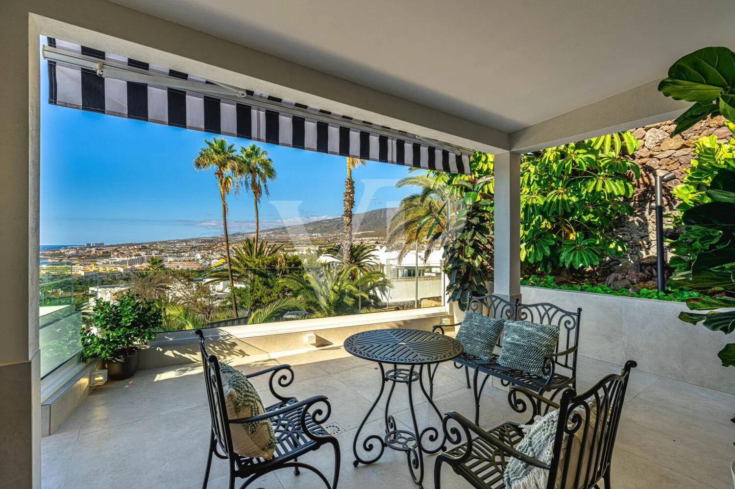 Elegante Villa modernizada en San Eugenio con vistas al mar