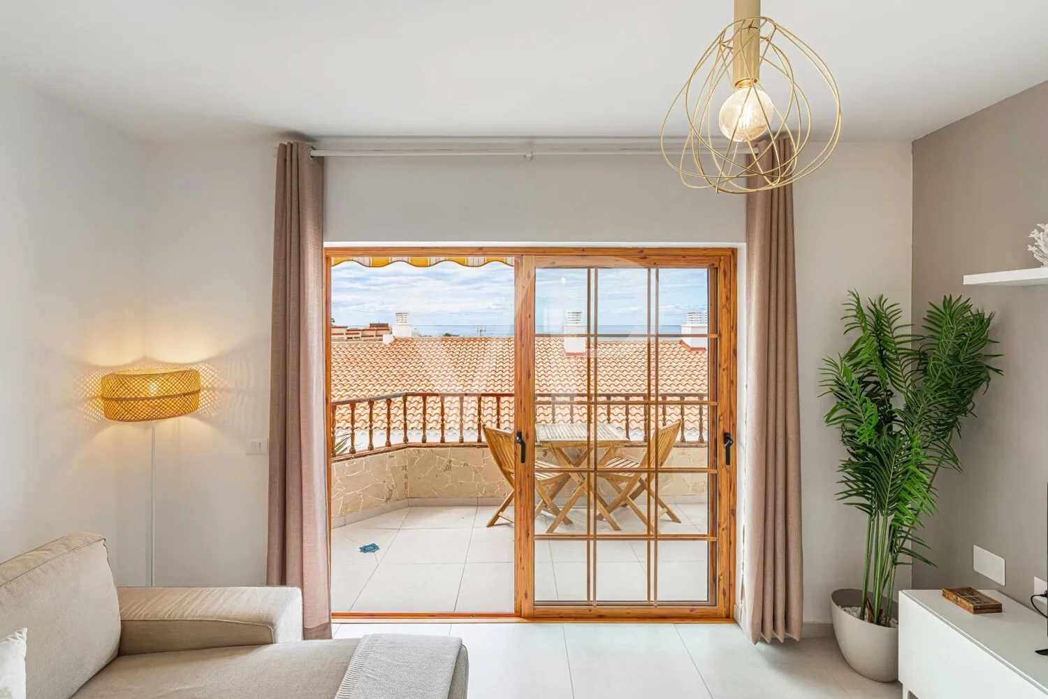 Modernes Traumpenthaus mit Meerblick in ruhiger Lage von San Eugenio Alto