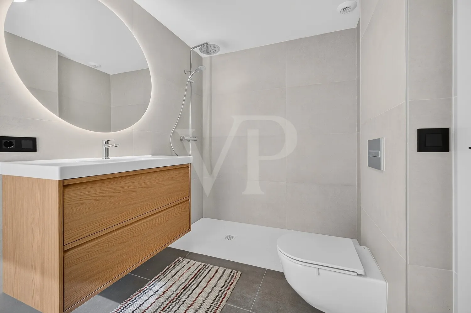 Exclusive Ground Floor Apartment on the Seafront with Stunning Views