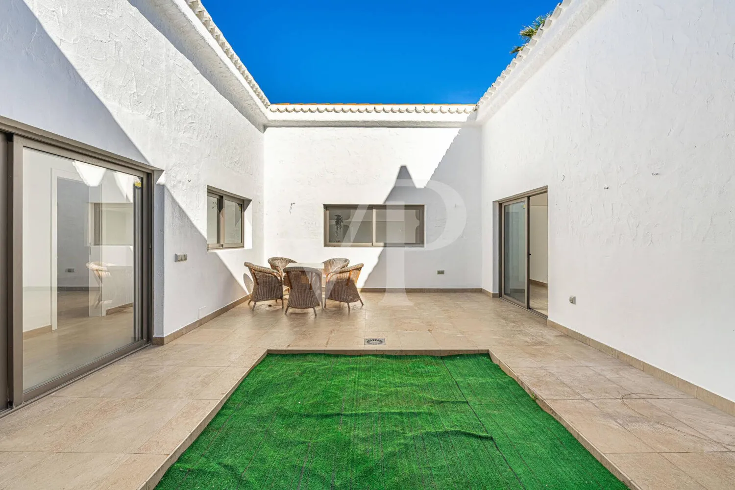 Charmante Villa am Golfplatz mit Innenhof und großem Garten nahe dem Meer