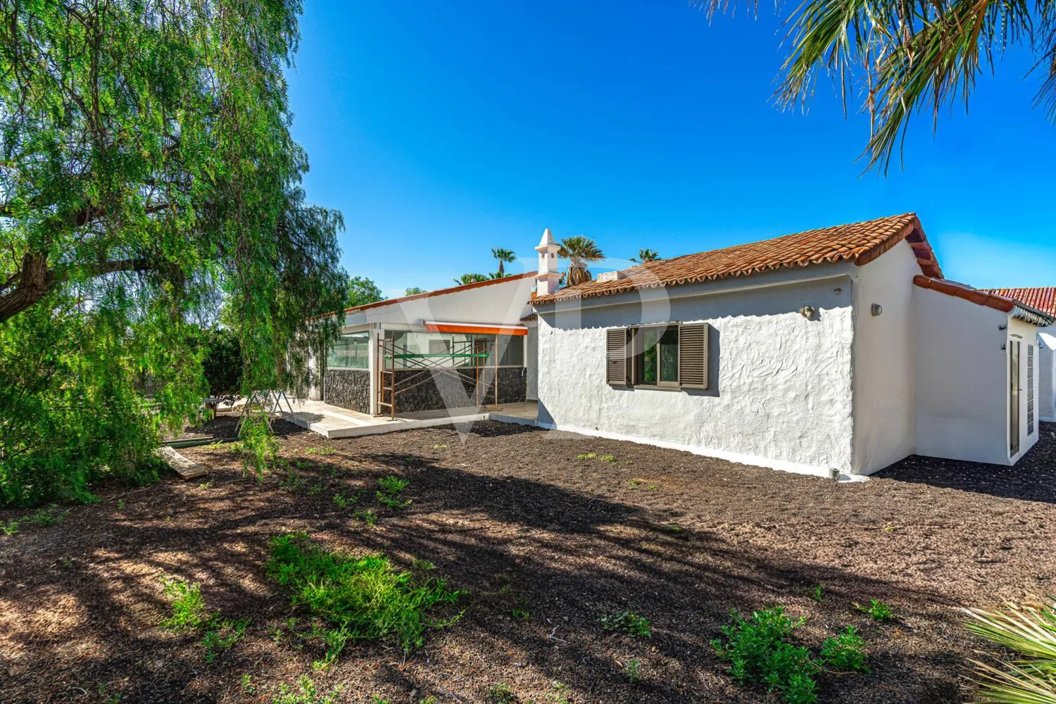 Charmante Villa am Golfplatz mit Innenhof und großem Garten nahe dem Meer