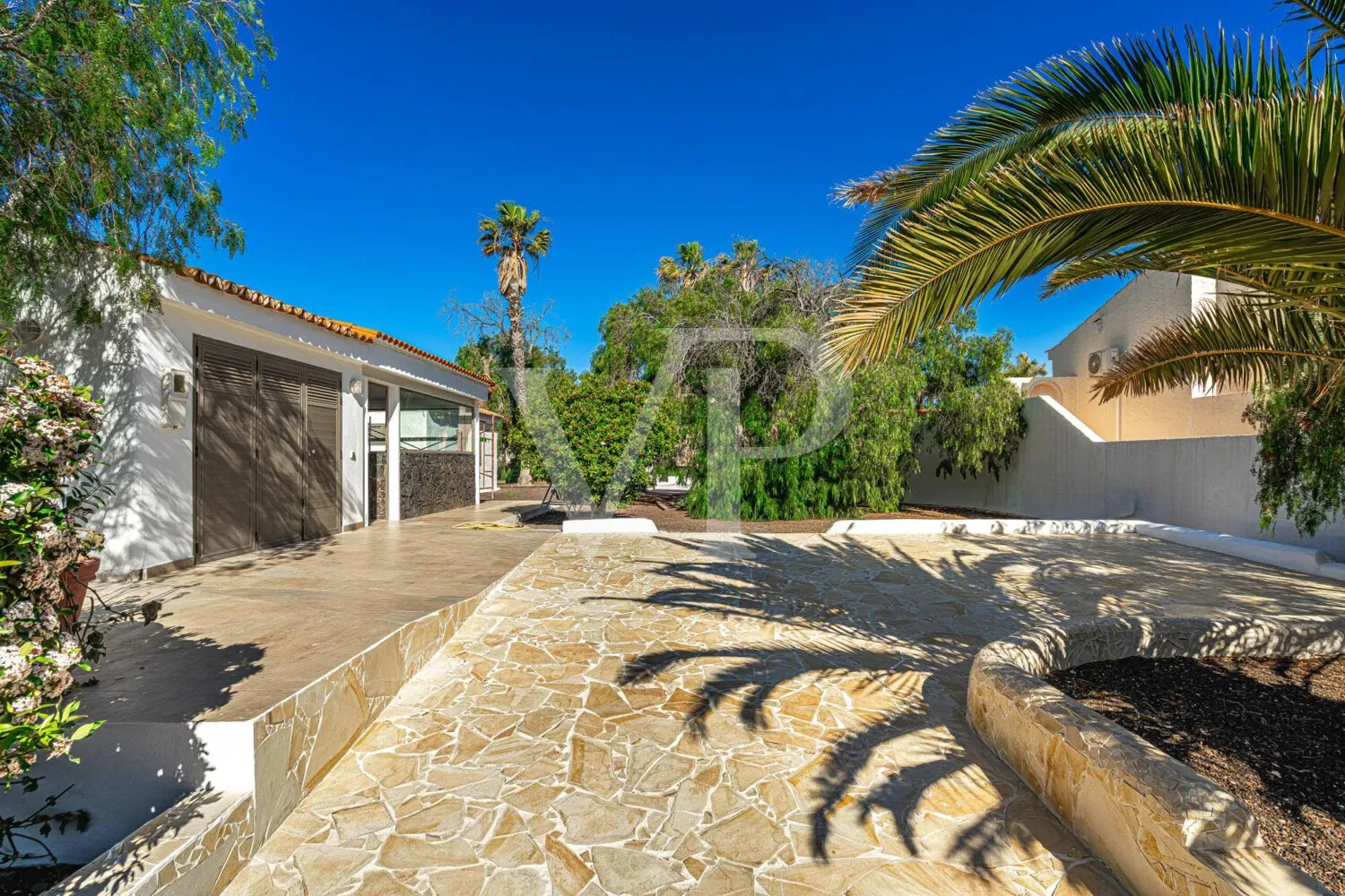 Charmante Villa am Golfplatz mit Innenhof und großem Garten nahe dem Meer