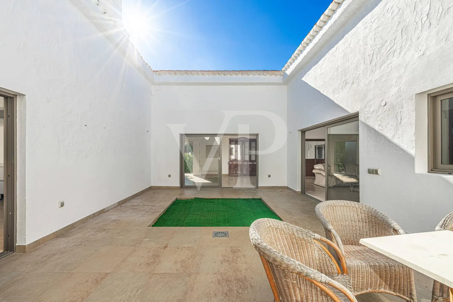 Charmante Villa am Golfplatz mit Innenhof und großem Garten nahe dem Meer