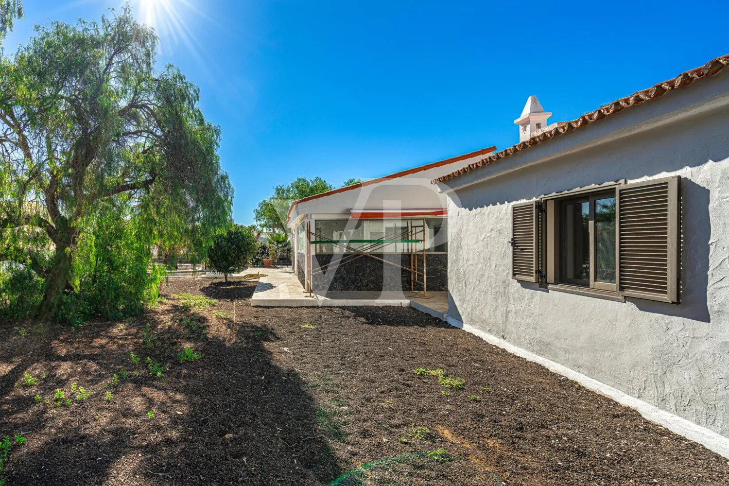 Charmante Villa am Golfplatz mit Innenhof und großem Garten nahe dem Meer