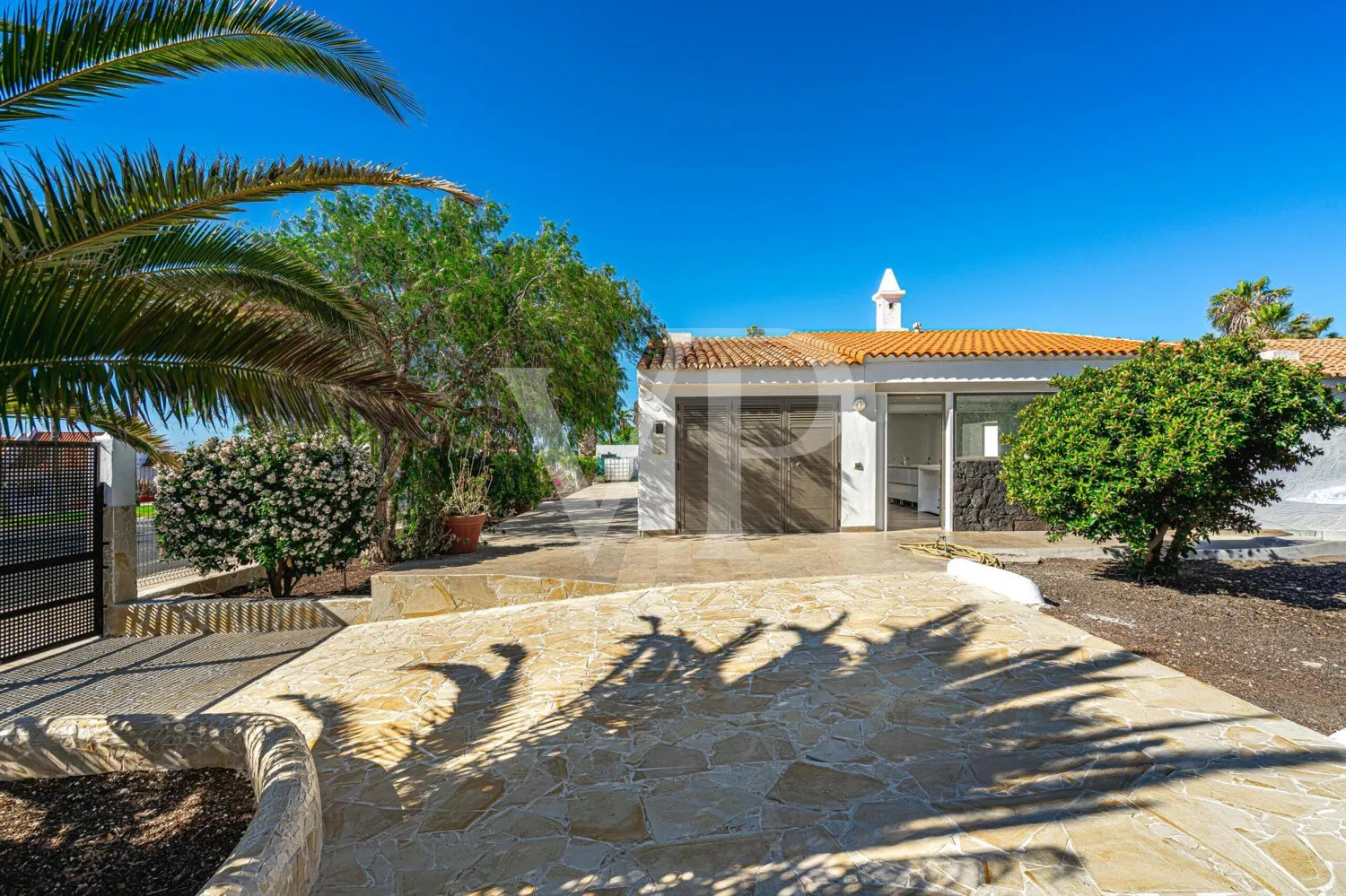 Charmante Villa am Golfplatz mit Innenhof und großem Garten nahe dem Meer