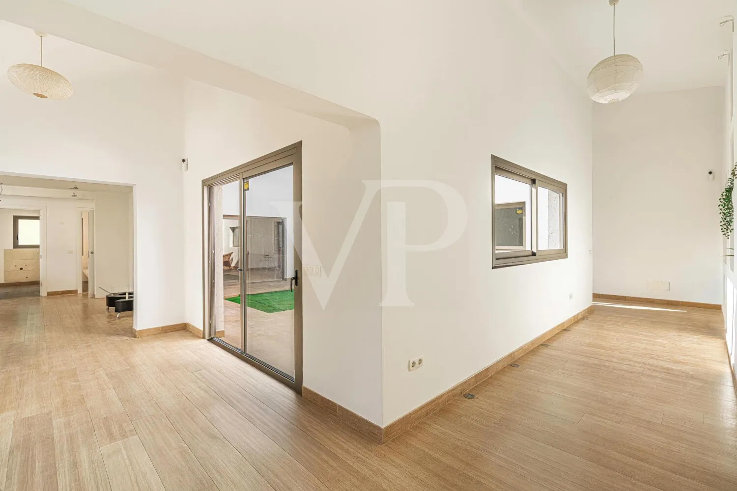 Charmante Villa am Golfplatz mit Innenhof und großem Garten nahe dem Meer