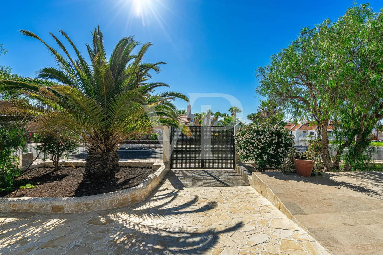 Charmante Villa am Golfplatz mit Innenhof und großem Garten nahe dem Meer