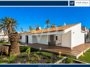 Charmante Villa am Golfplatz mit Innenhof und großem Garten nahe dem Meer