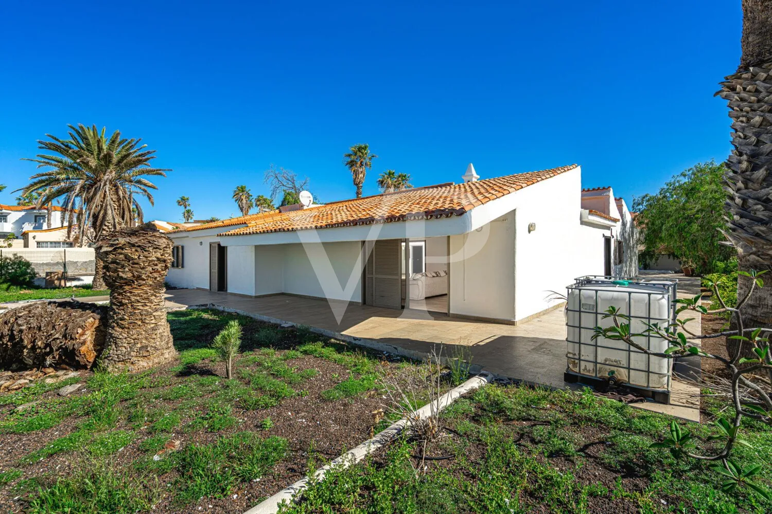 Charmante Villa am Golfplatz mit Innenhof und großem Garten nahe dem Meer