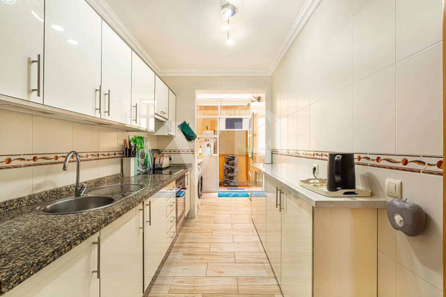Charmante 2-Zimmer-Wohnung mit Sonnenterrasse, Pool und Garage in El Galeón, Adeje