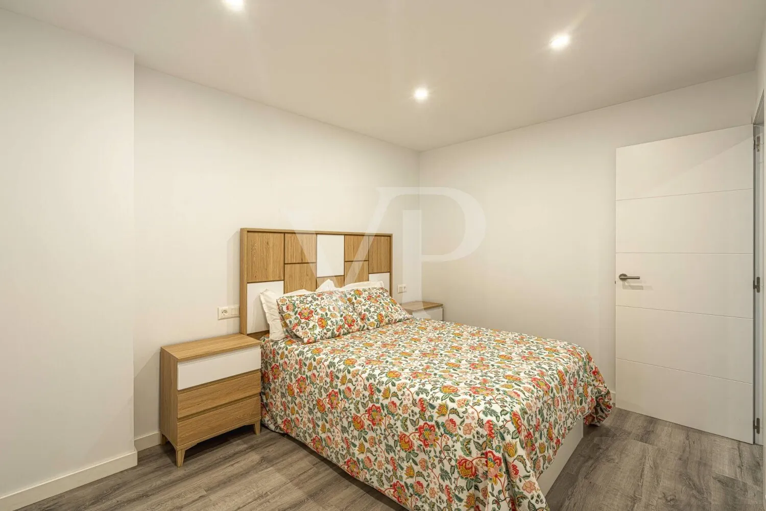 Exclusivo apartamento reformado a estrenar en Los Cristianos con piscina comunitaria.