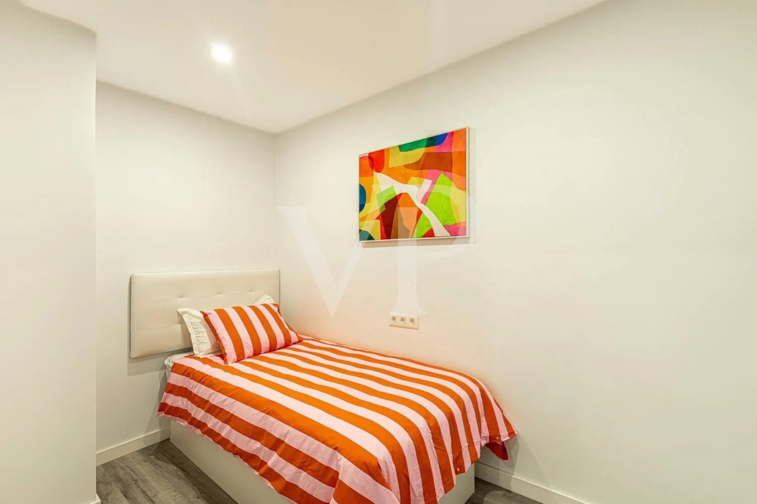 Exclusivo apartamento reformado a estrenar en Los Cristianos con piscina comunitaria.