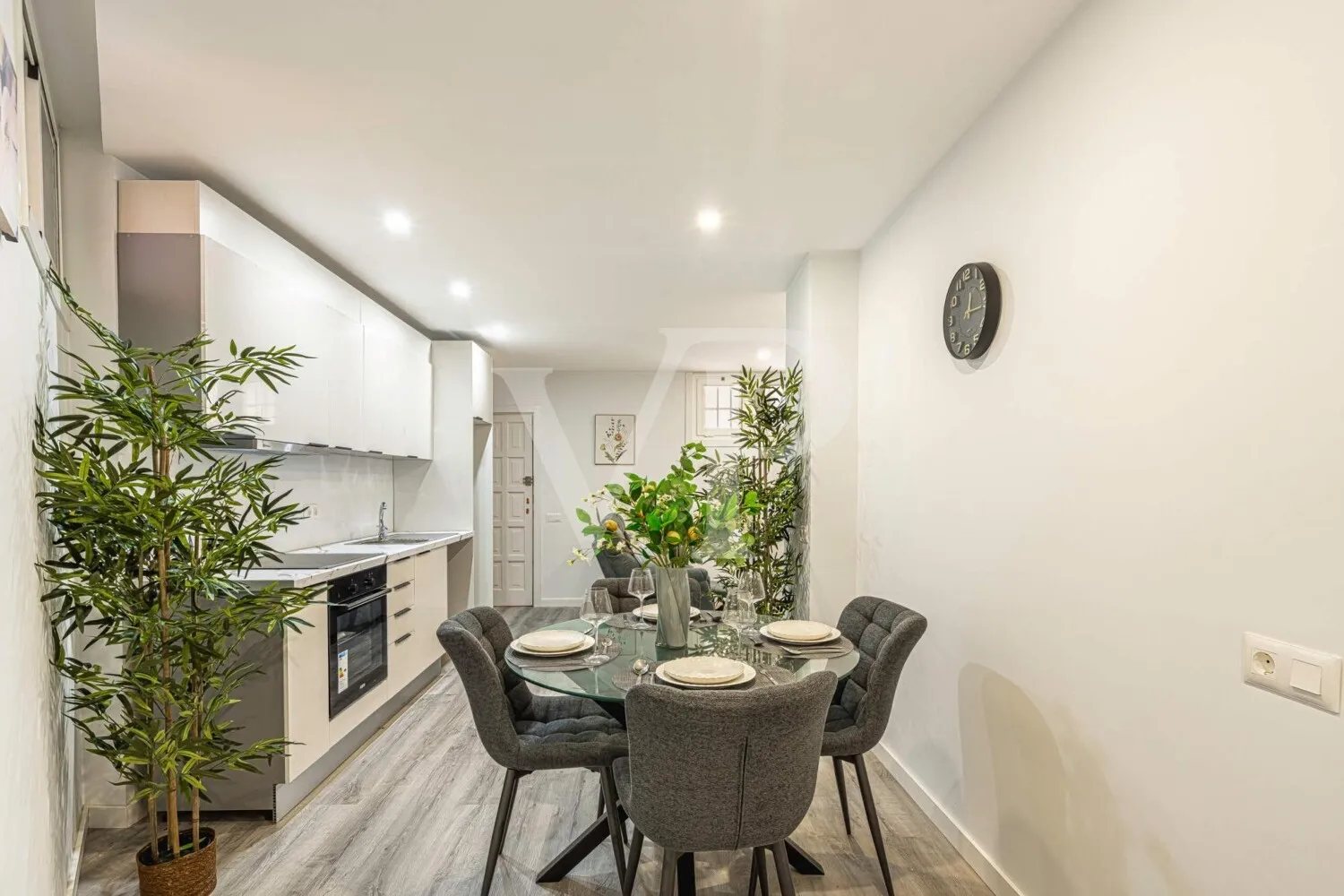 Exclusivo apartamento reformado a estrenar en Los Cristianos con piscina comunitaria.