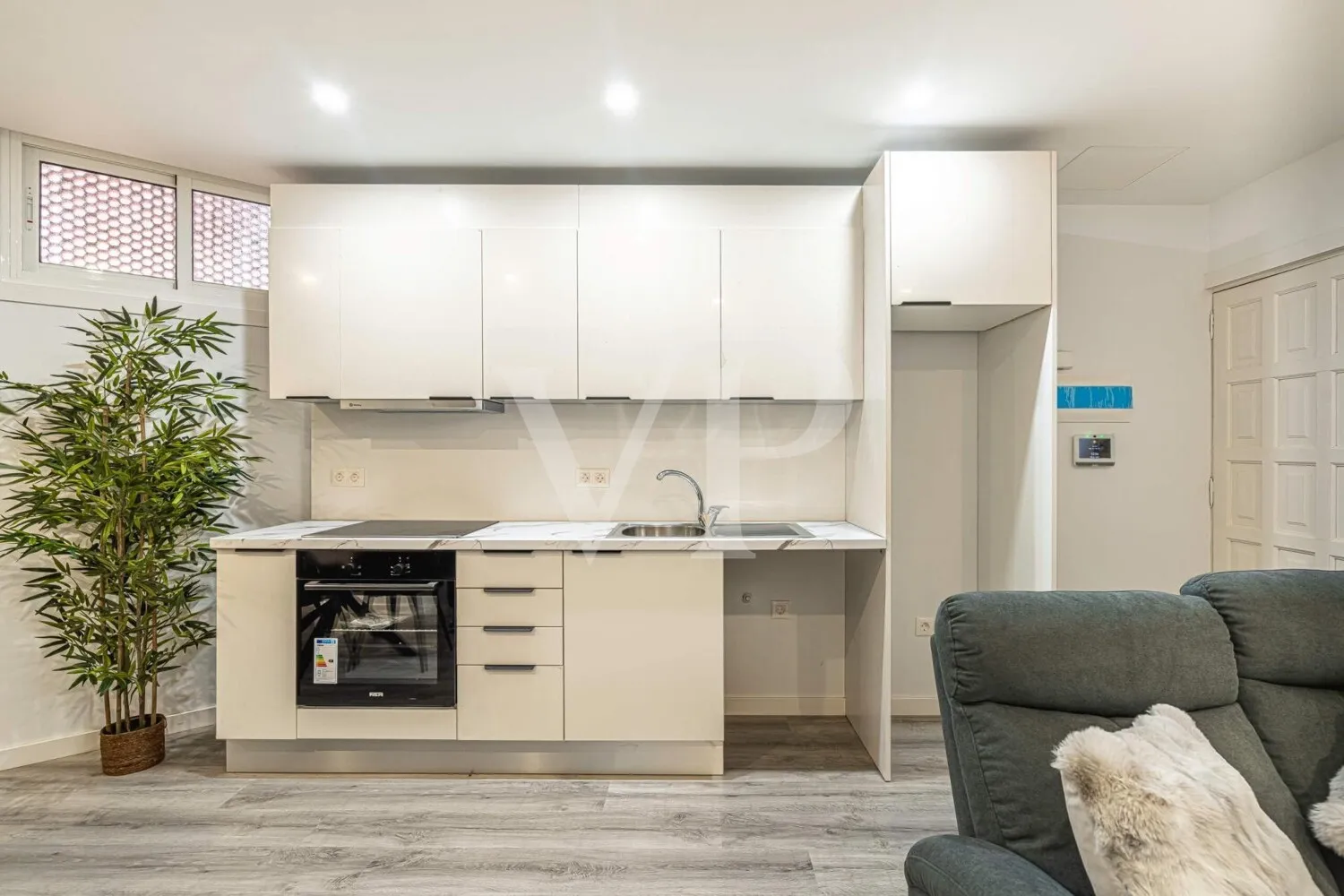 Exclusivo apartamento reformado a estrenar en Los Cristianos con piscina comunitaria.