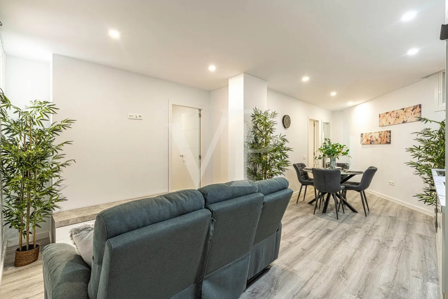 Exclusivo apartamento reformado a estrenar en Los Cristianos con piscina comunitaria.