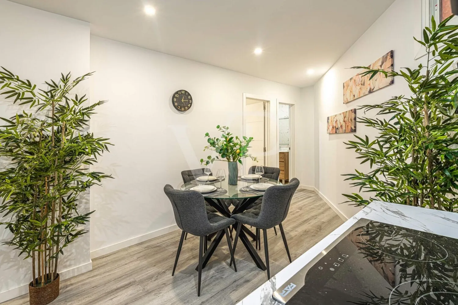 Exclusivo apartamento reformado a estrenar en Los Cristianos con piscina comunitaria.