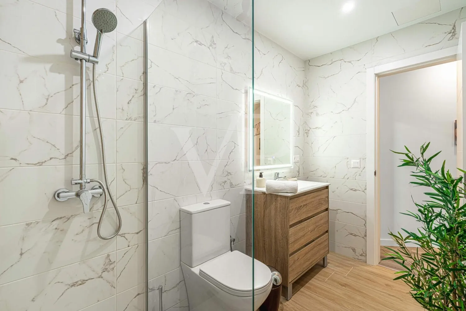Exclusivo apartamento reformado a estrenar en Los Cristianos con piscina comunitaria.