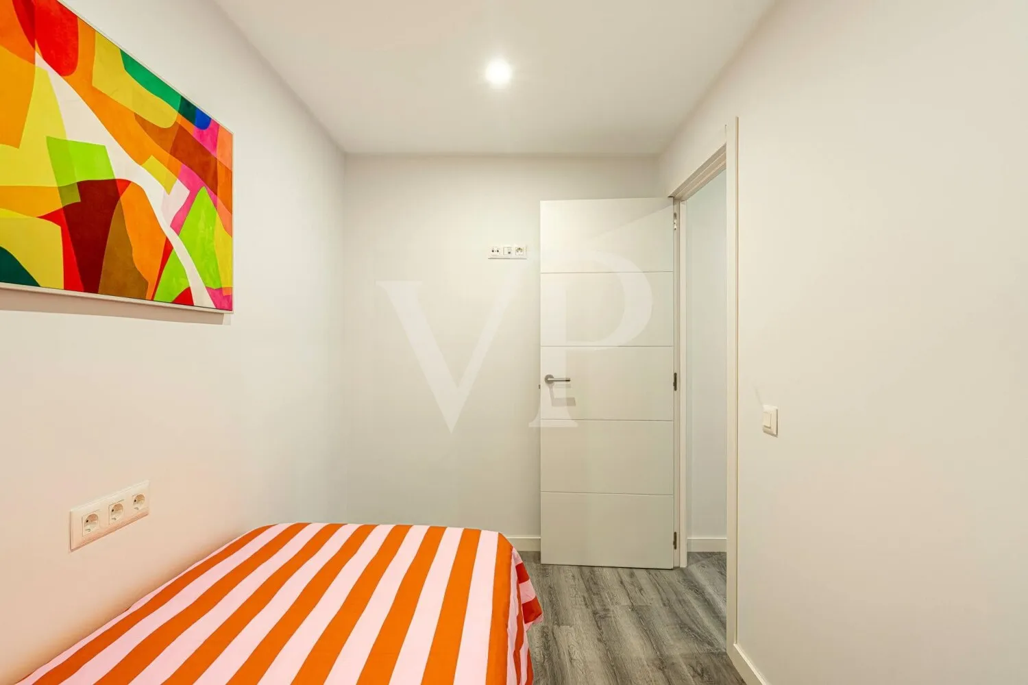 Exclusivo apartamento reformado a estrenar en Los Cristianos con piscina comunitaria.