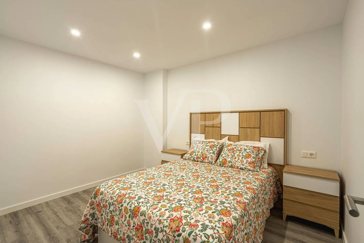 Exclusivo apartamento reformado a estrenar en Los Cristianos con piscina comunitaria.
