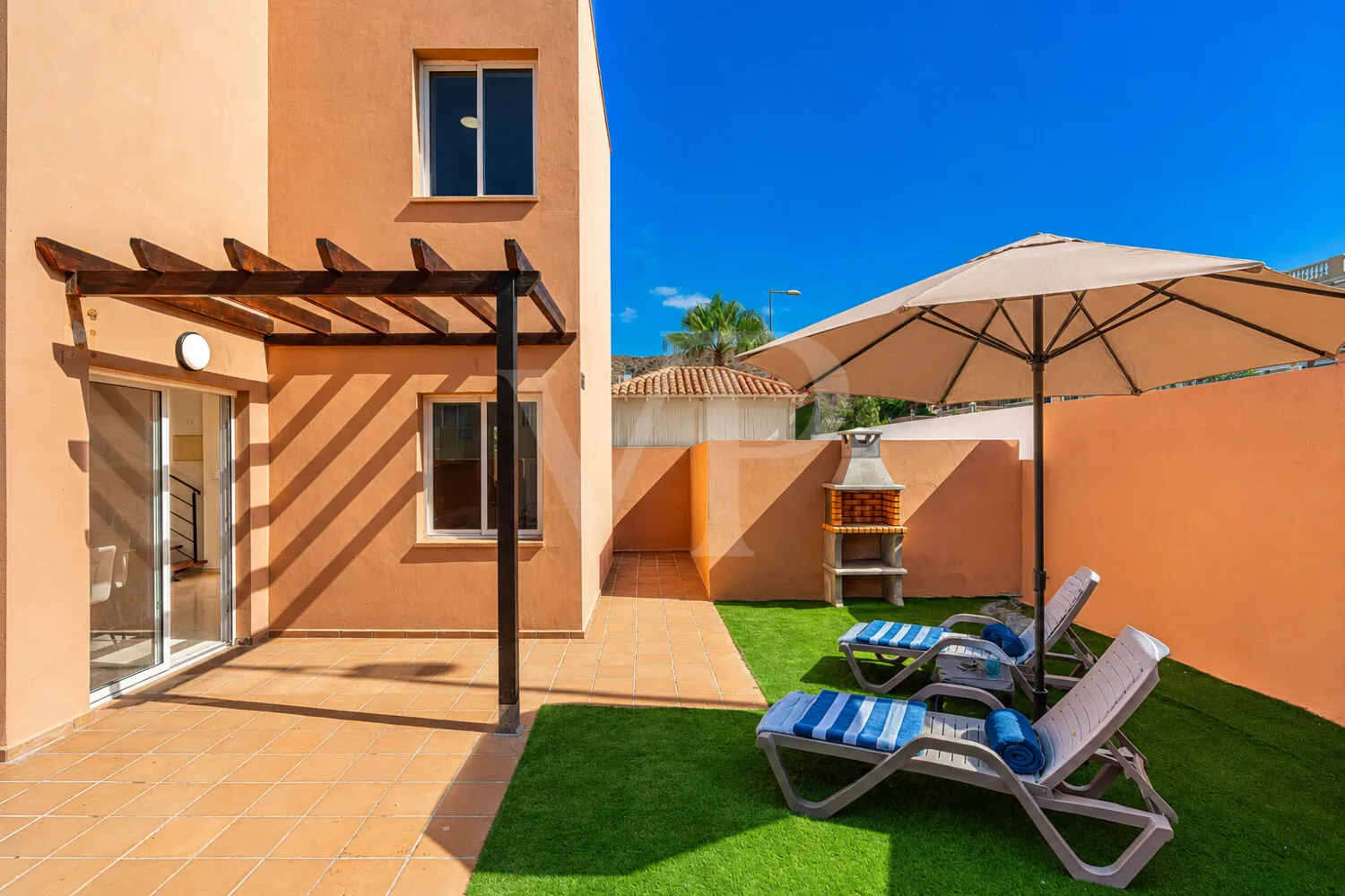 Eckreihenhaus mit großzügigen Terrassen, Privatsphäre in nur wenigen Schritten zum Meer
