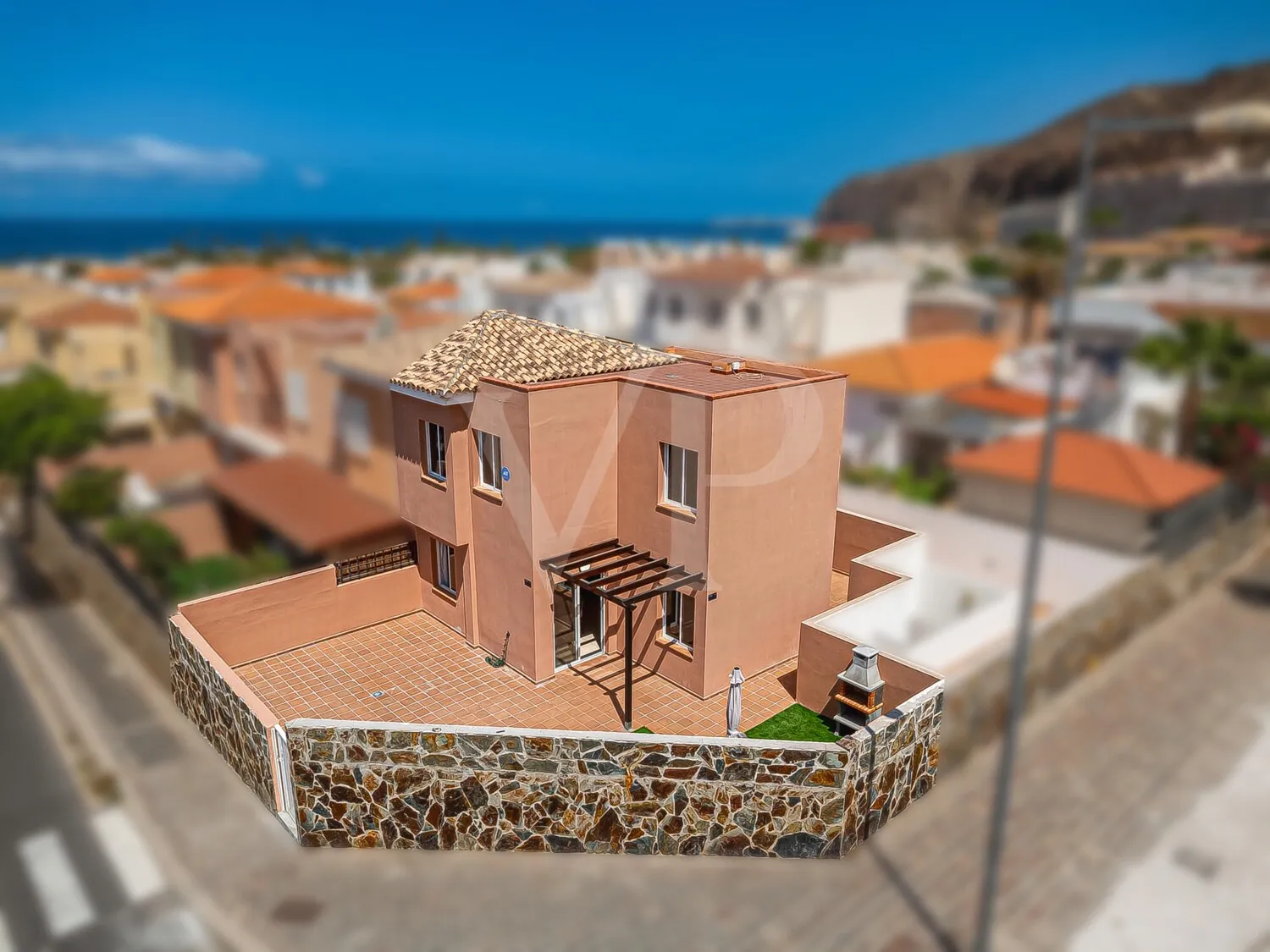 Eckreihenhaus mit großzügigen Terrassen, Privatsphäre in nur wenigen Schritten zum Meer
