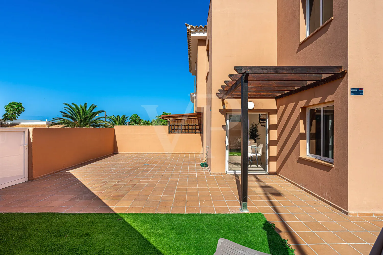 Eckreihenhaus mit großzügigen Terrassen, Privatsphäre in nur wenigen Schritten zum Meer