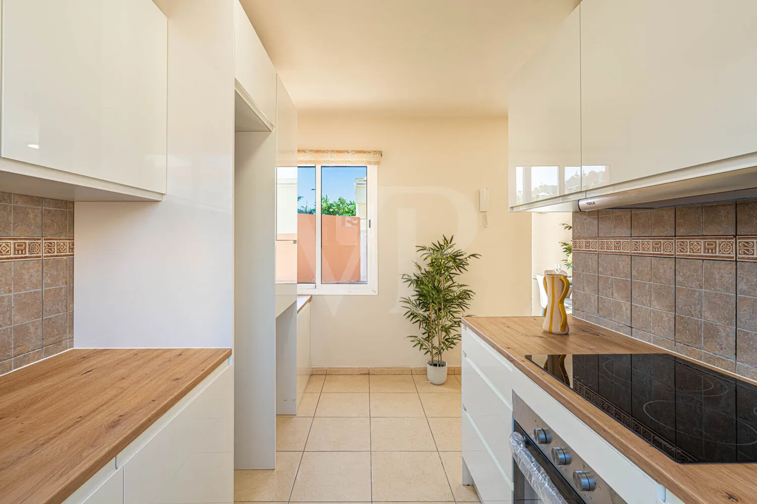 Eckreihenhaus mit großzügigen Terrassen, Privatsphäre in nur wenigen Schritten zum Meer
