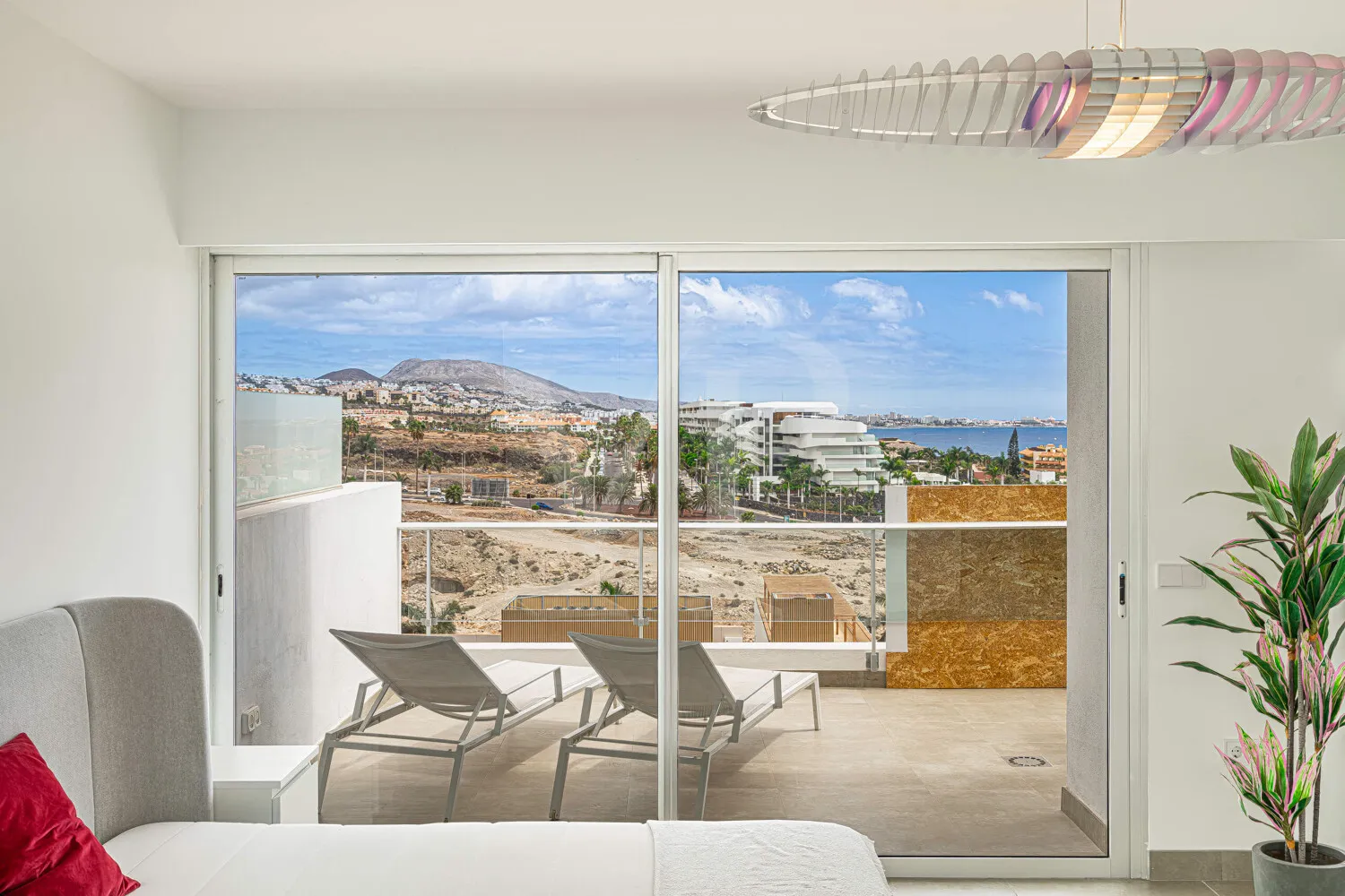Penthouse with Two Sun Terraces and Open-Plan Living