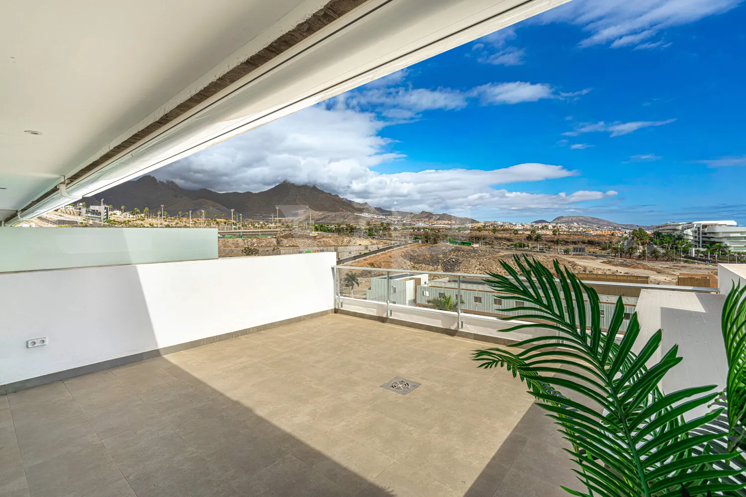 Penthouse with Two Sun Terraces and Open-Plan Living