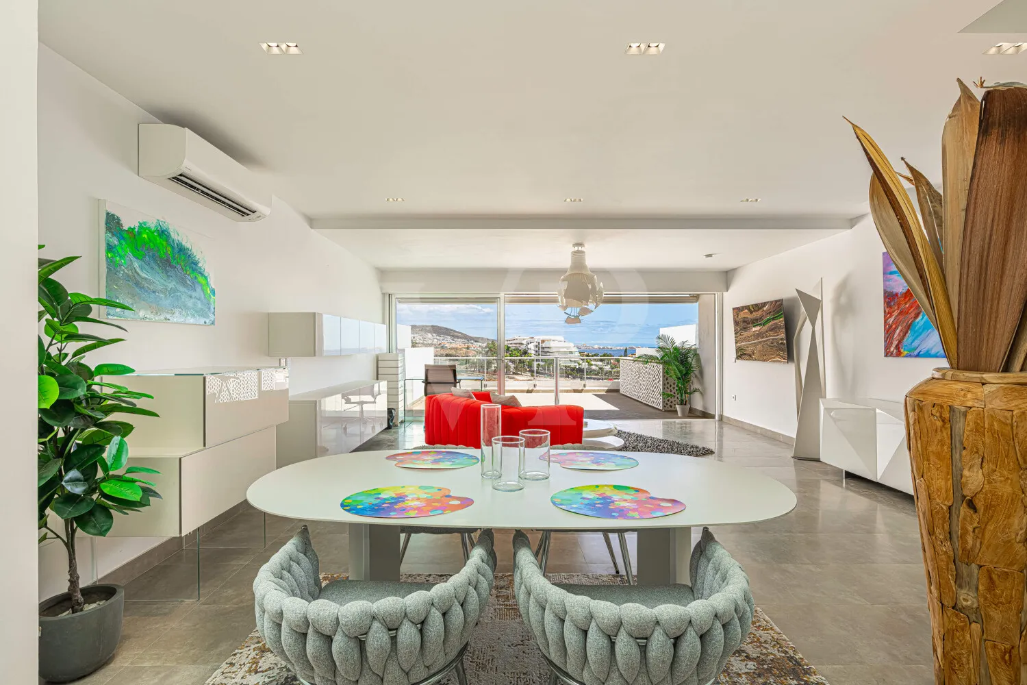 Penthouse with Two Sun Terraces and Open-Plan Living