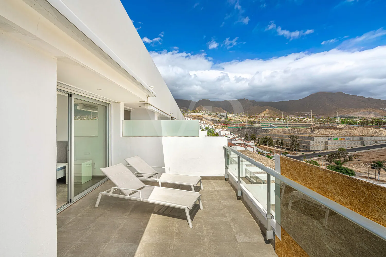 Penthouse with Two Sun Terraces and Open-Plan Living