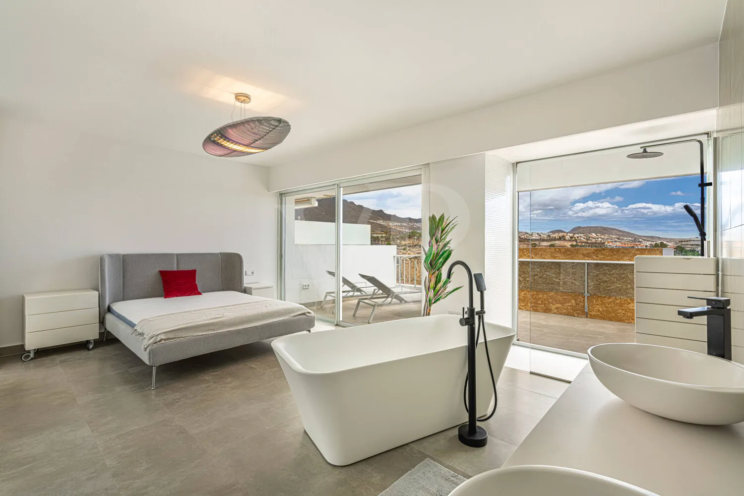 Penthouse with Two Sun Terraces and Open-Plan Living