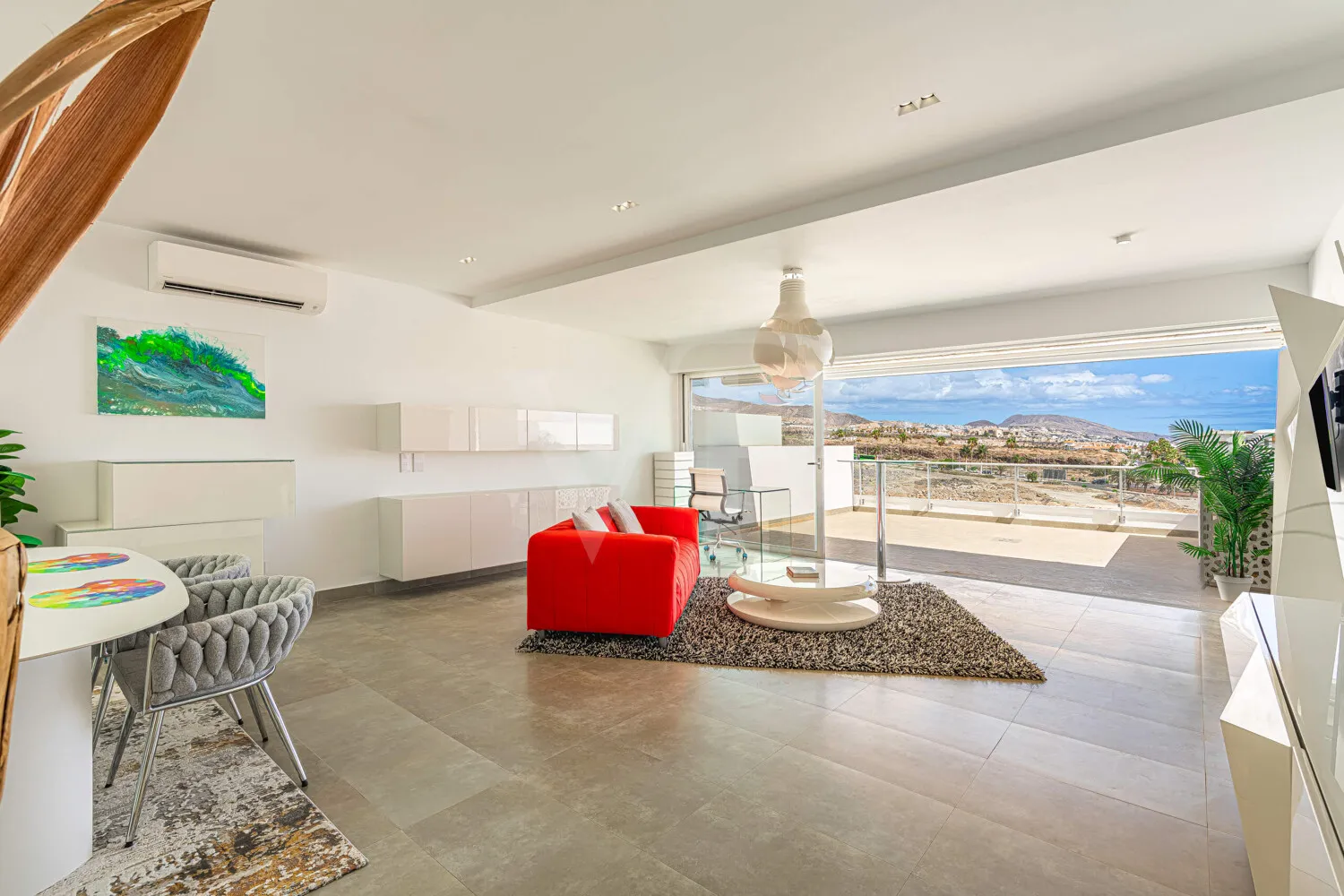 Penthouse with Two Sun Terraces and Open-Plan Living