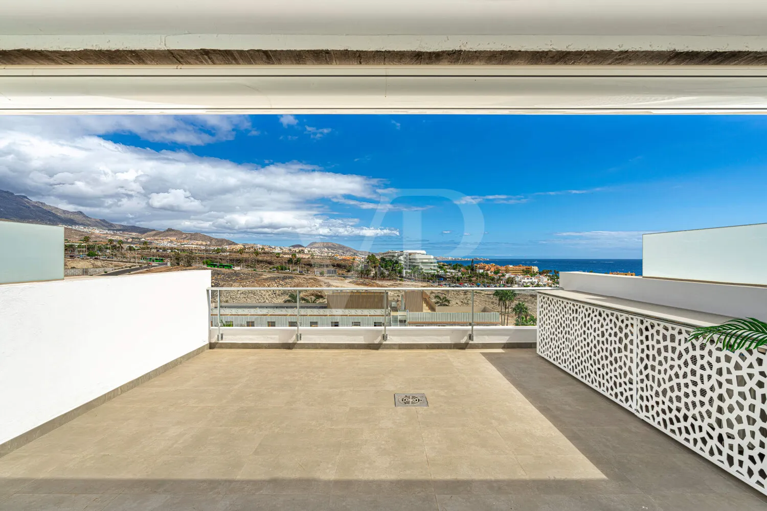 Penthouse with Two Sun Terraces and Open-Plan Living