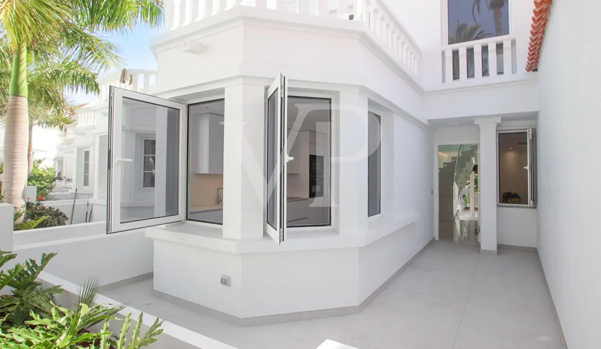 Chalet adosado en primera línea de mar en Playa Fañabe