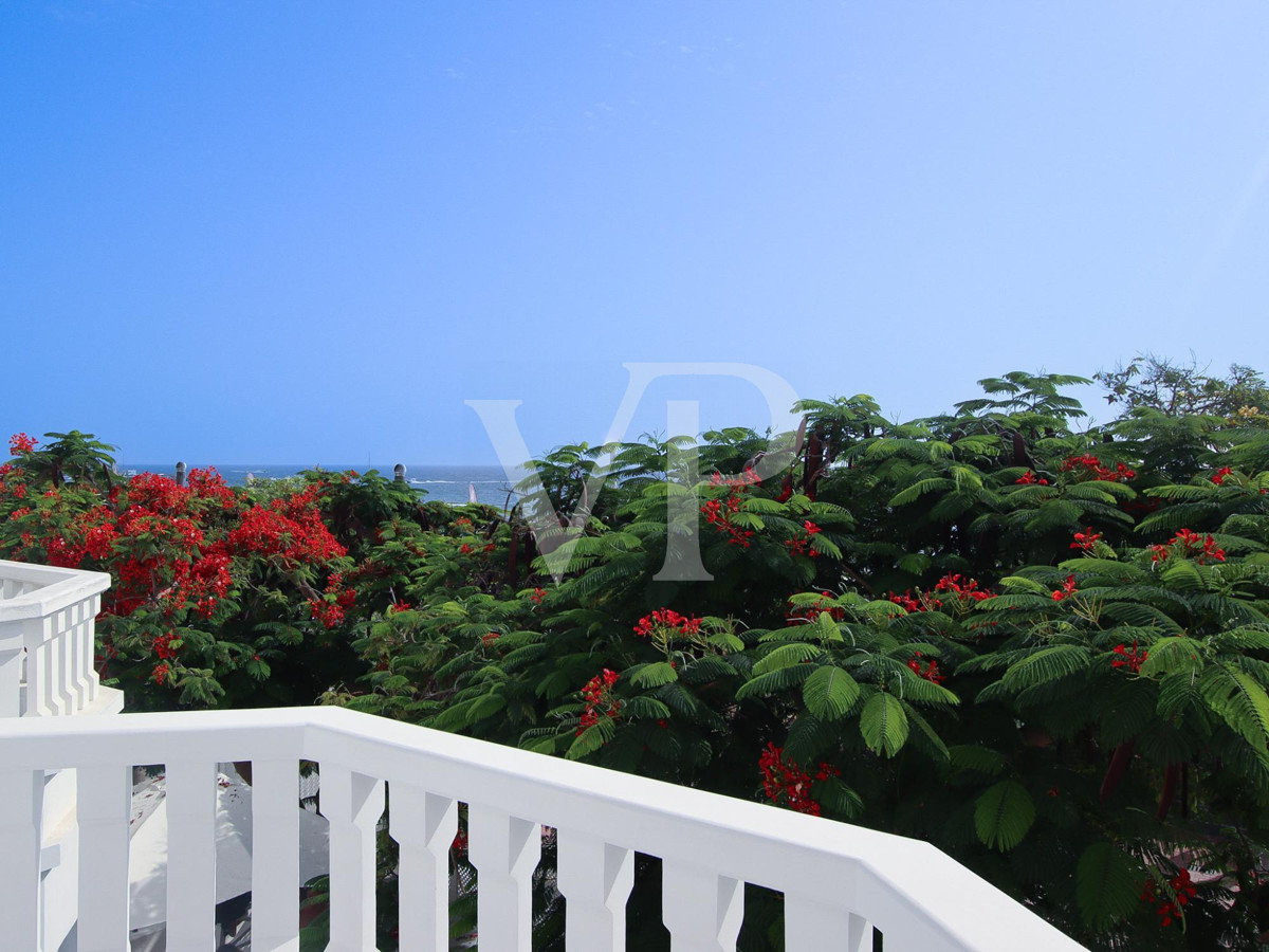 Incredible townhouse in front sea line at Playa Fañabe