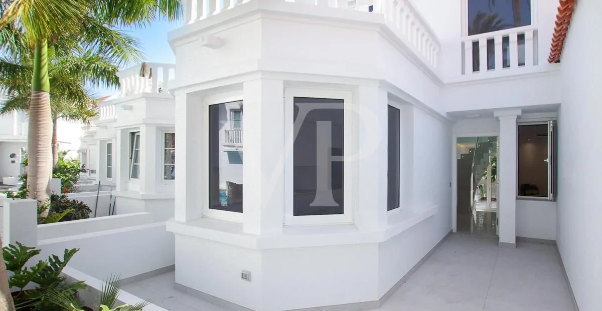 Chalet adosado en primera línea de mar en Playa Fañabe